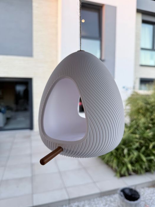 Nowoczesny karmnik dla ptaków – stylowy, lekki biały