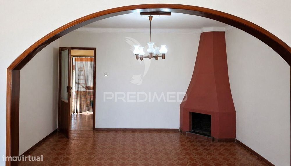 Moradia T2 com anexos e terreno na Vila de Alpiarça.