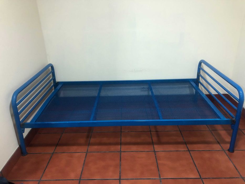 Beliche transformavel duas camas individuais.