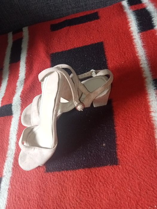 Sandałki na obcasie