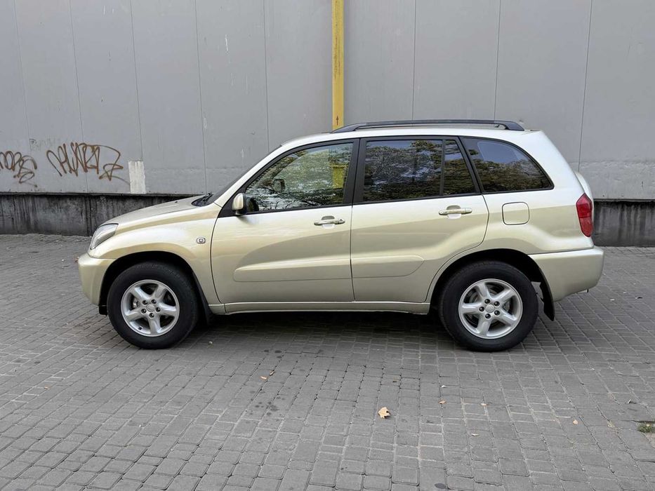 Официальная Toyota Rav4 в отличном состоянии (2.0 газ/бензин)