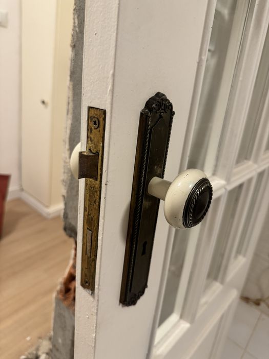 2 portas brancas em madeira