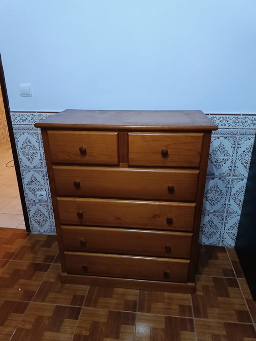 Cama  roupeiro e comoda