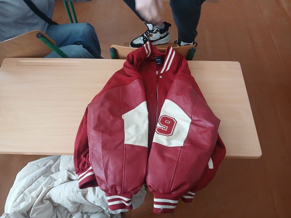 Продам бомбер червоний