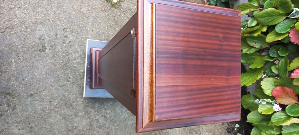 Coluna em madeira de mogno