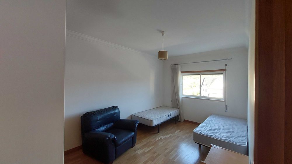 Moradia geminada T5 | Arrenda-se