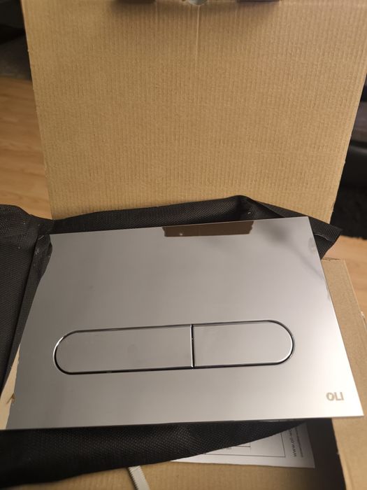 Placa comando da marca OLI Bound cromada.