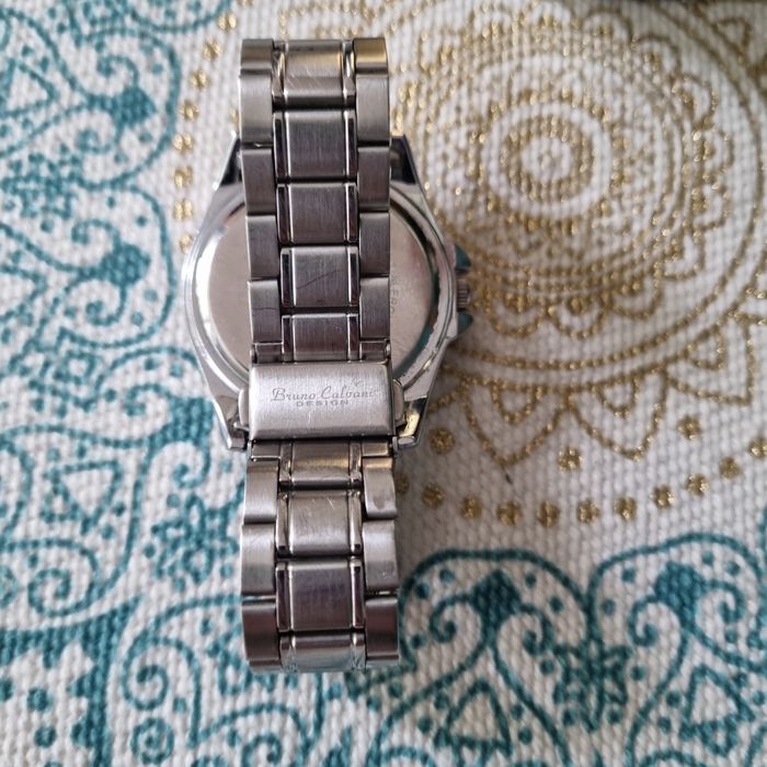 Duży zegarek damski z cyrkoniami kwarcowy.