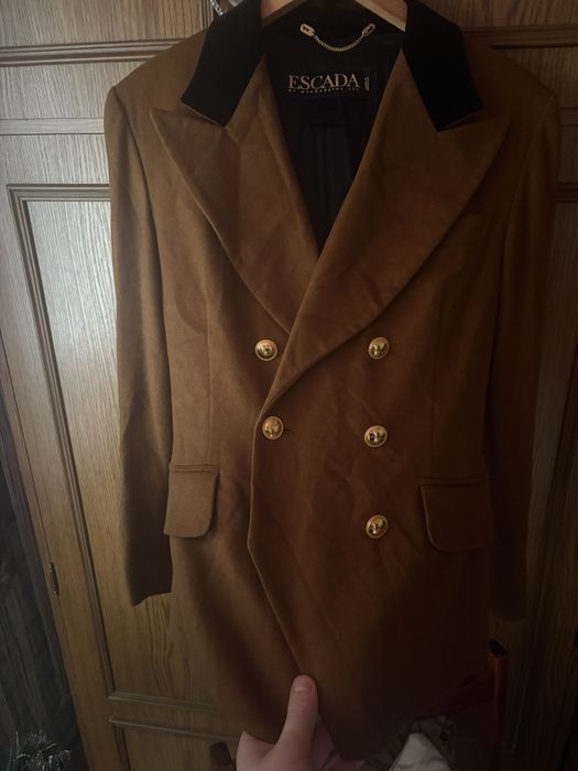 Dwurzedowa Elegancka marynarka Escada