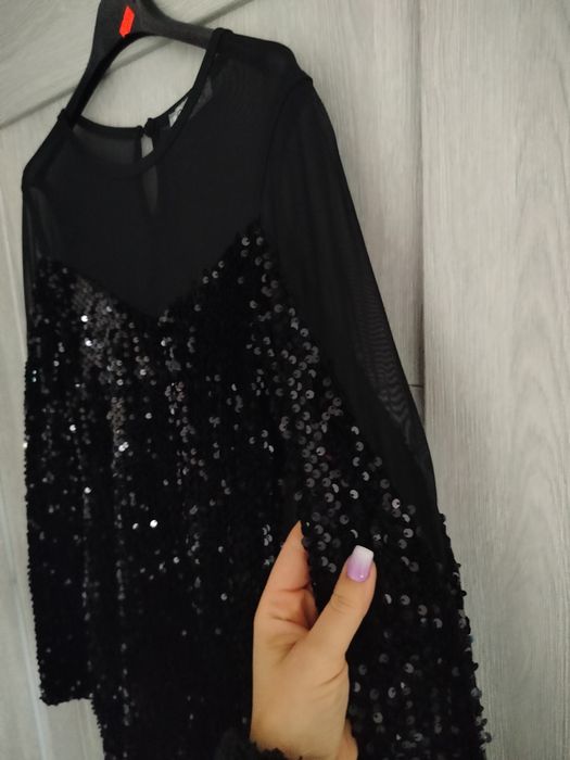 Sukienka czarna w cekiny na długi rękaw