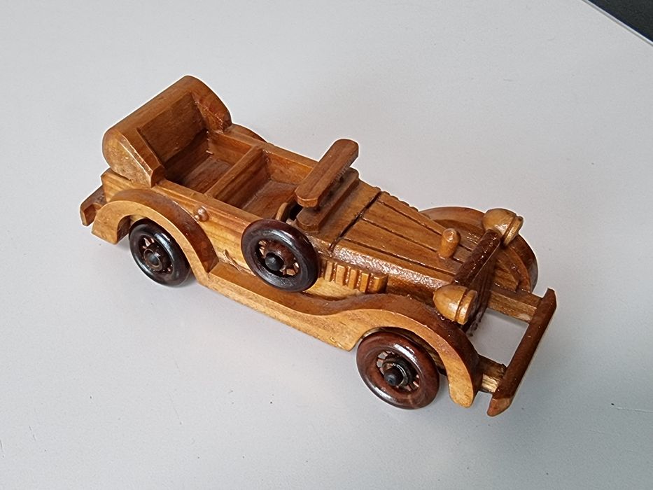 Limusina antiga em madeira miniatura