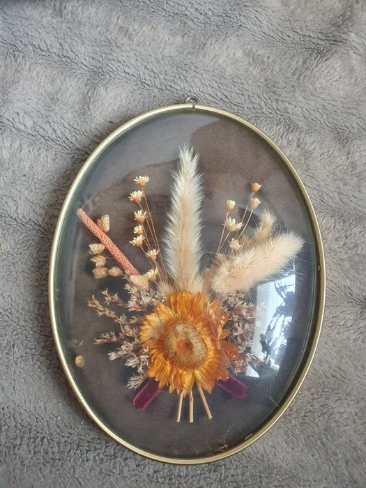 Medalion z suszonymi kwiatami na ścianę.