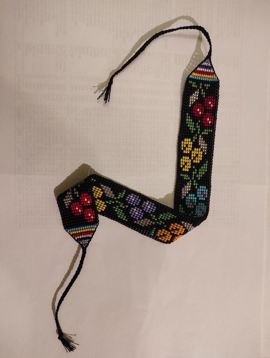 Kwiatowy damski naszyjnik wykonany z koralików handmade.