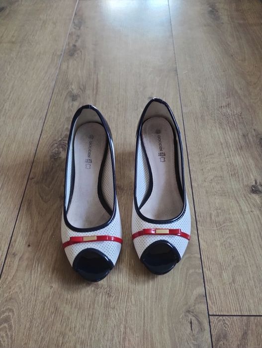 Czółenka z odkrytym palcem