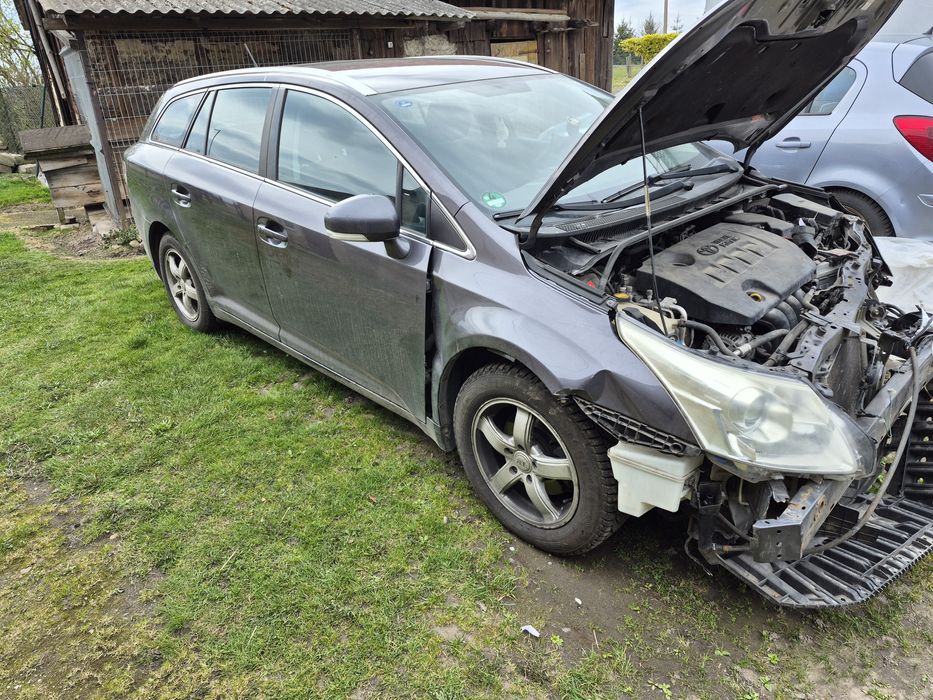 Toyota Avensis 2010 uszkodzona