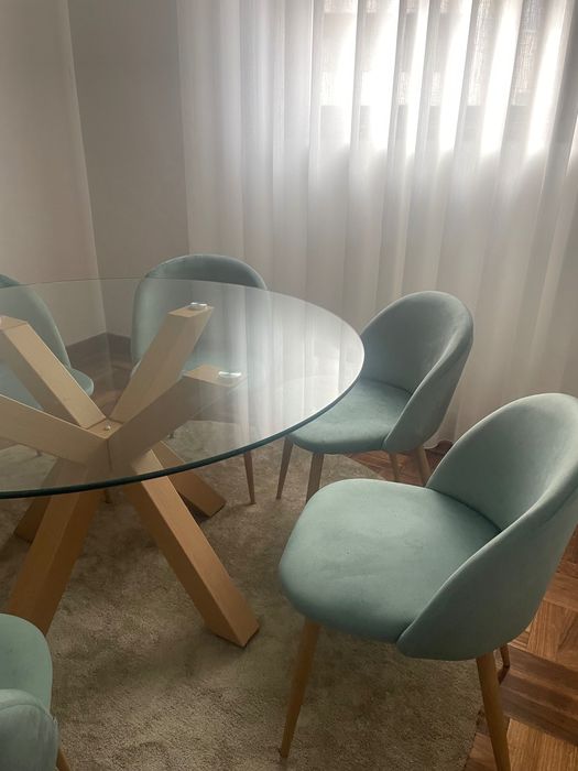Mesa de jantar moderna com tampo de vidro temperado, praticamente nova