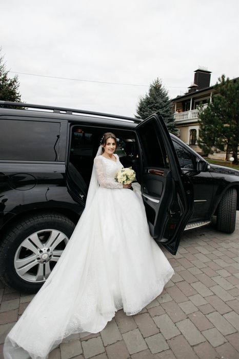 Весільна сукня зі шлейфом