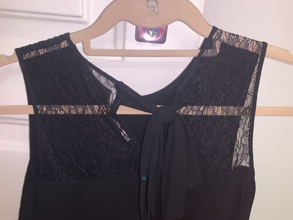 Top preto com renda e manga à cava