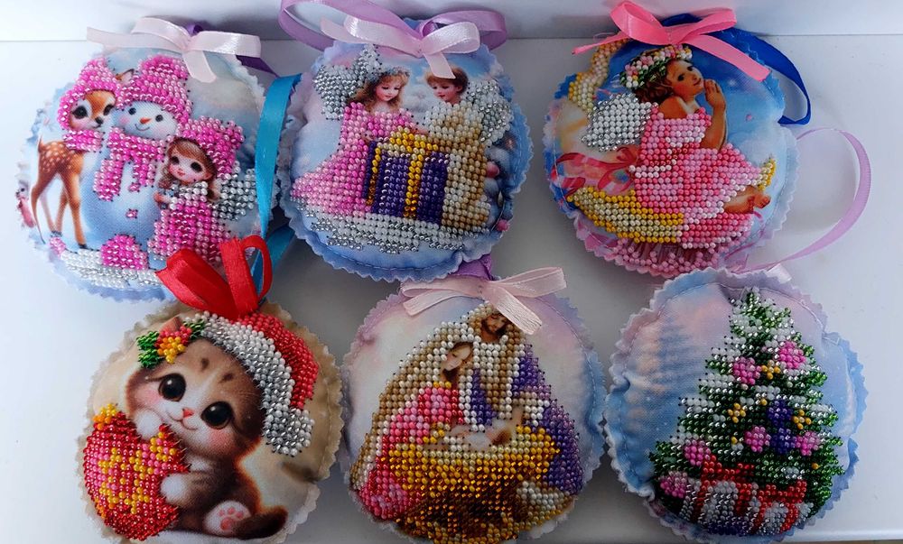 Новорічні іграшки на ялинку