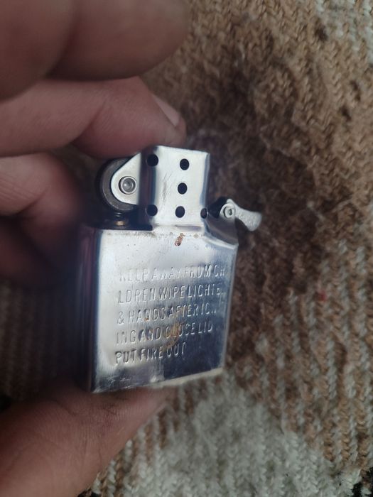 Зажигалка Zippo. Нет кремня.