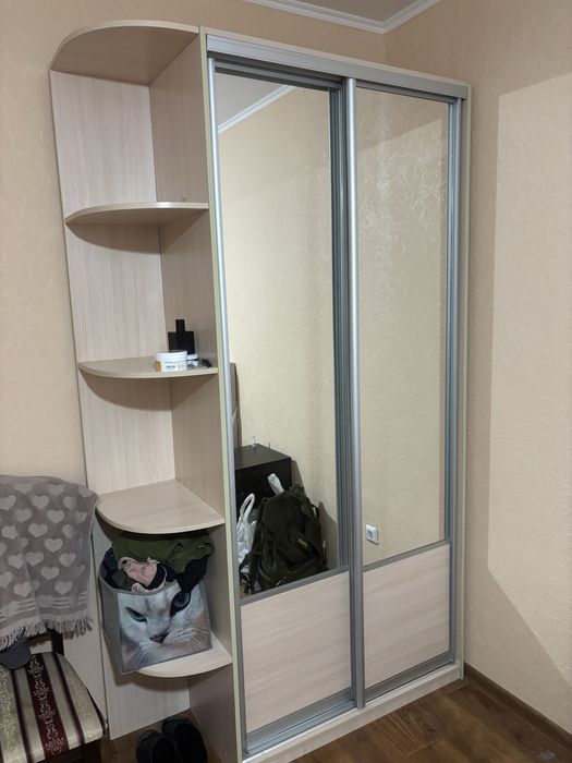 Шафа із дзеркалом