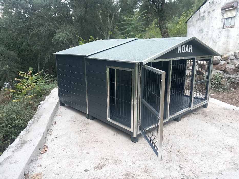 Casota em madeira com alpendre vedado