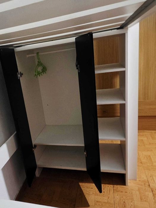 Cama alta branca com secretária e roupeiro – 350€ (negociáveis)