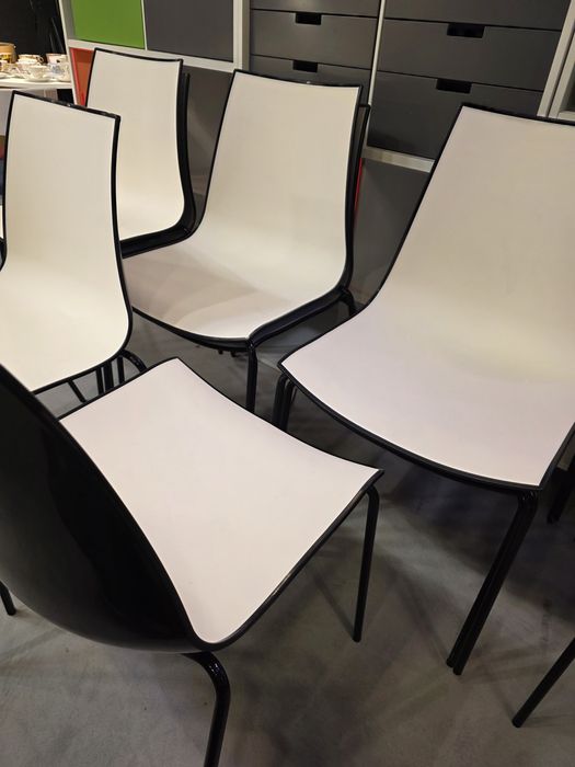 Krzesła design Pedrali – włoskie, białe z czarną ramą, sztaplowane