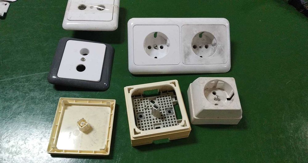 Various electronic components and speakers445797301403013124