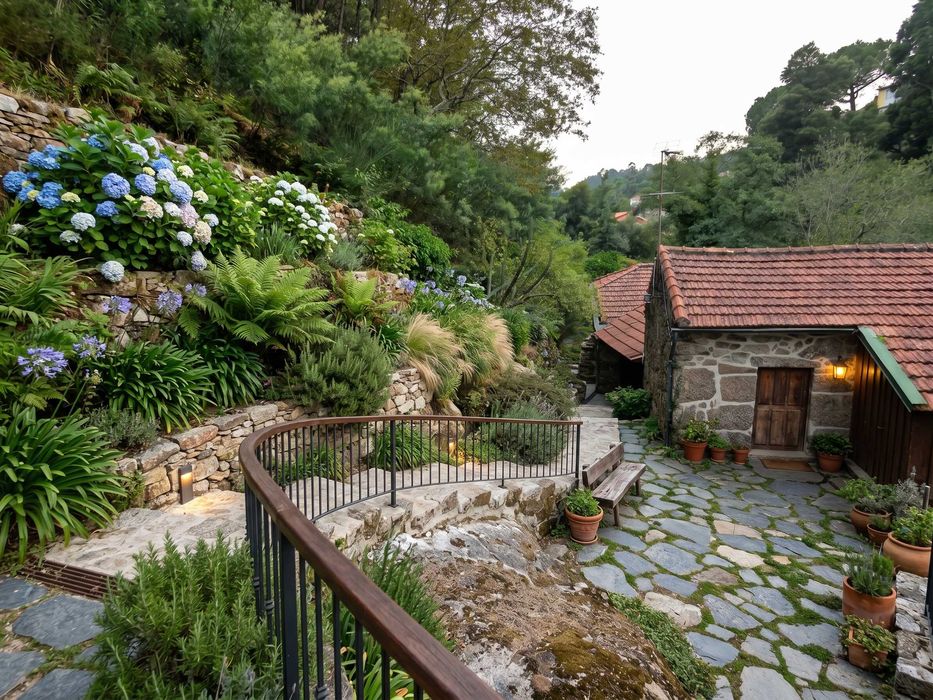 Quintinha com casa com 4 quartos e terreno amplo junto ao rio