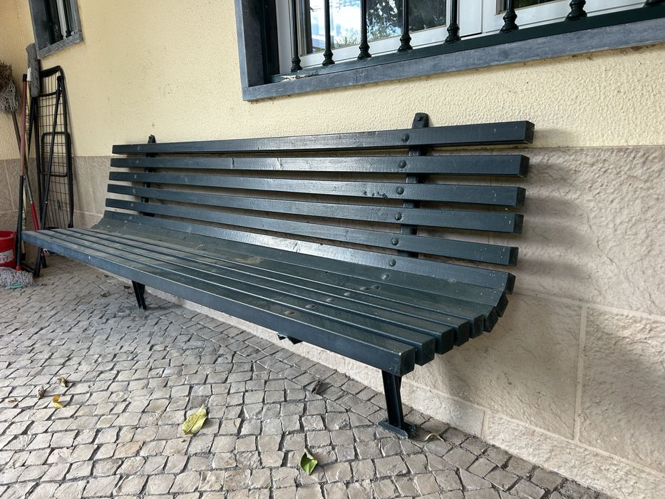 Banco de jardim, de fixar à parede, tradicional em ferro e madeira.
