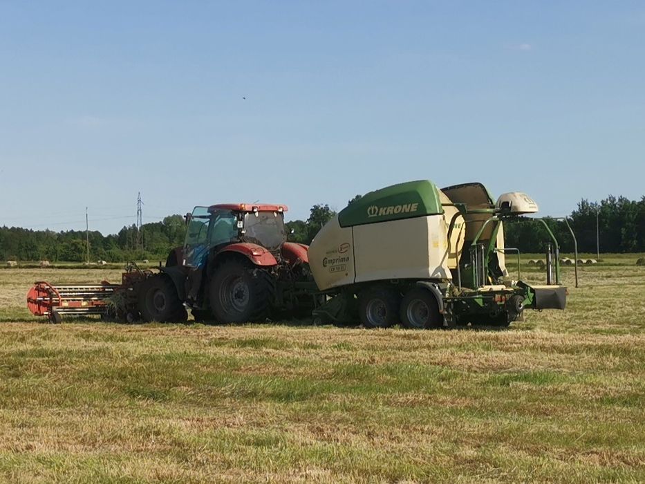 Prasowanie słomy, siana, sianokiszonka z owijaniem. Zwożenie