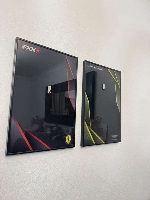 Dois quadros de exposiçao lego alumium ferrari e auston martin