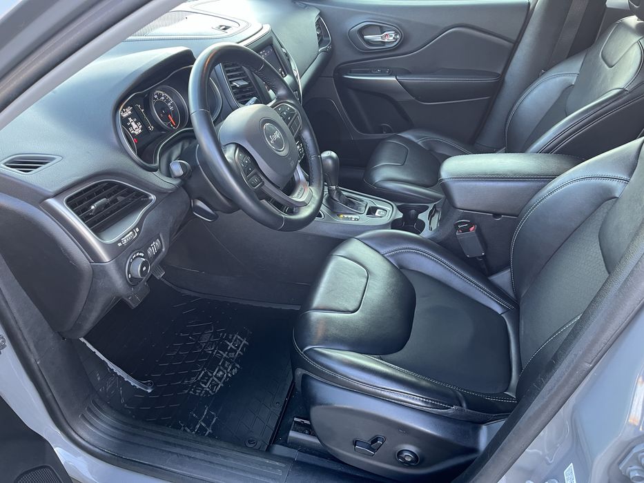 Jeep Cherokee 2019г Не бит Не фарбован Restaling