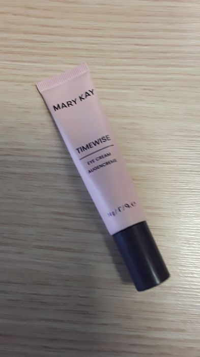 Krem pod oczy przeciwzmarszkowy.nowy.  Super promocja termin 07,27r