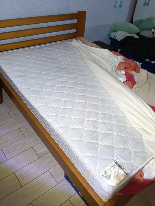 Дерев'яна кровать