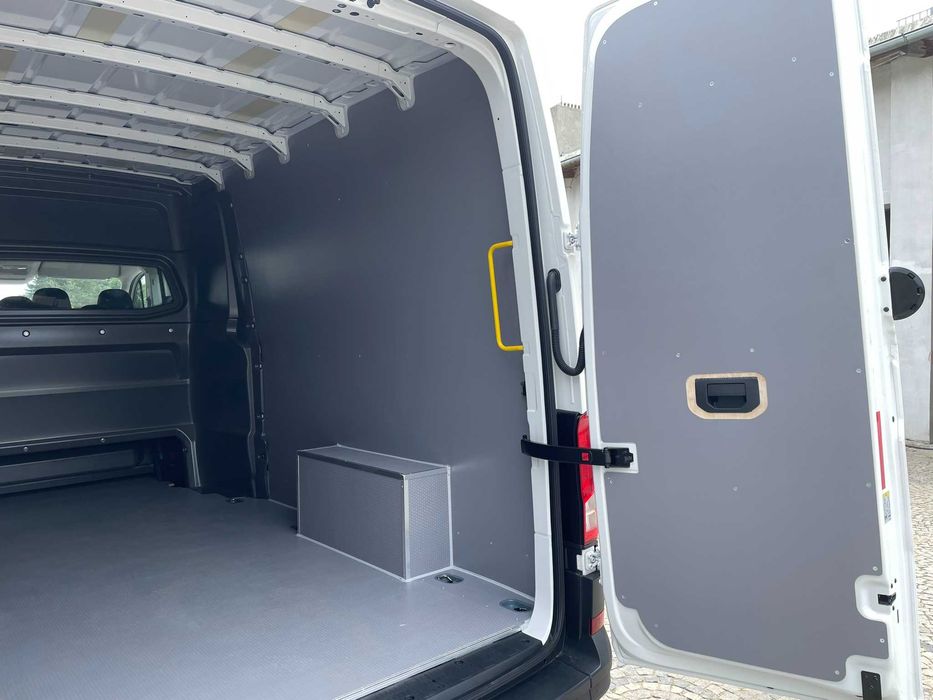 VW Crafter L4H3 --- Zabudowa przestrzeni ładunkowej busa --- Profesjonalne zabudowy aut dostawczych