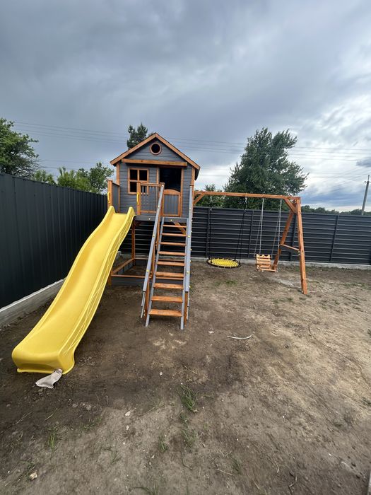 Будиночок дітям з гіркою з гойдалками з пісочницею із скеледромом