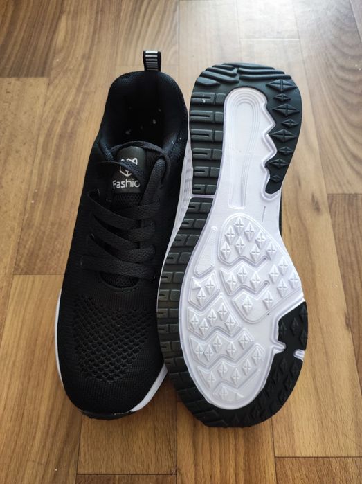 Продам новые черные тканевые кроссовки