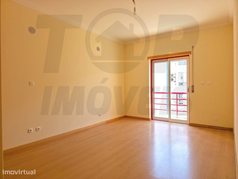 Apartamento T3 com Parqueamento - Urb. das Oliveirinhas - Samora Co...