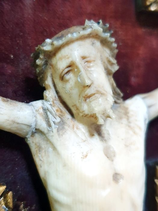 Preciosa antiga escultura de Cristo crucificado do Sec. XVIII emoldura