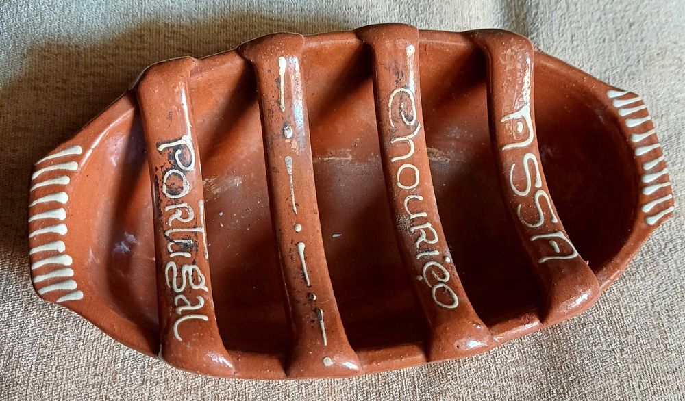 assador de chouriço e recipiente para azeitonas