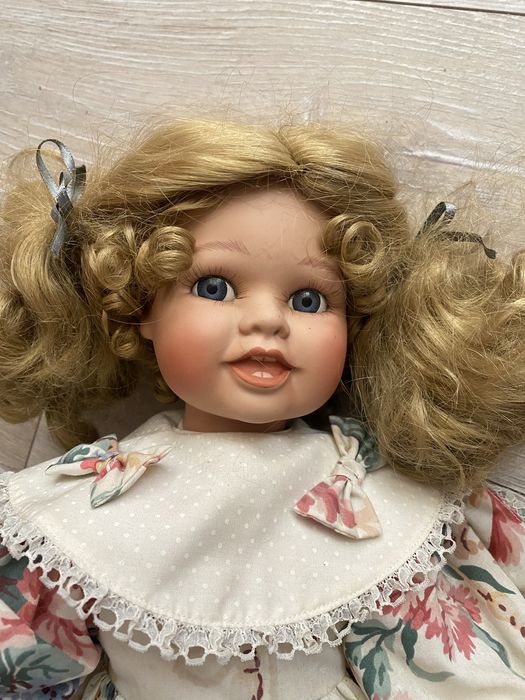 Фарфоровая кукла