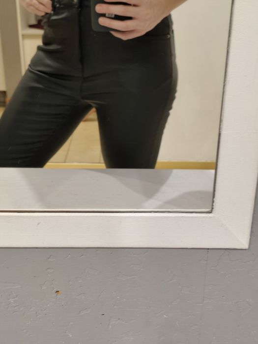 Czarne spodnie rurki Sinsay L woskowane