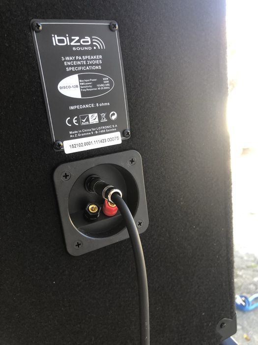 Sistema de som colunas de palco dj e banda