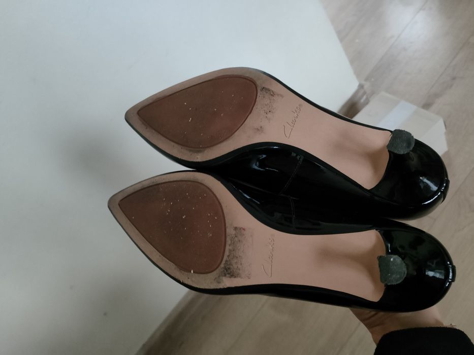Czarne lakierowane czółenka Clarks