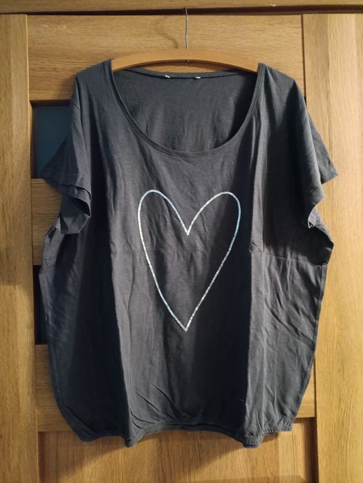 Ciemno szara bluzka z sercem