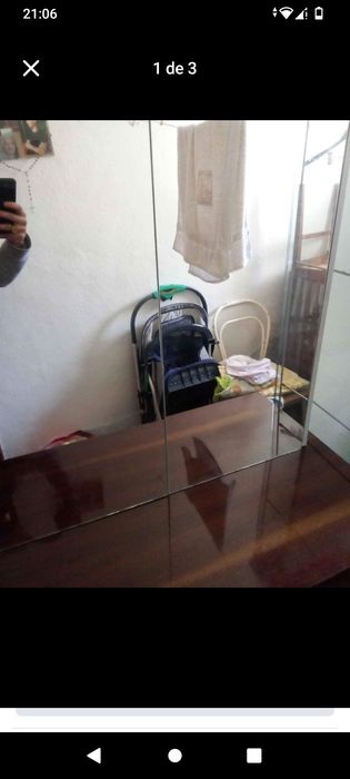 Espelho em móvel ideal para a casa de banho