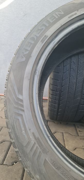 235/50/19 Vrederstein