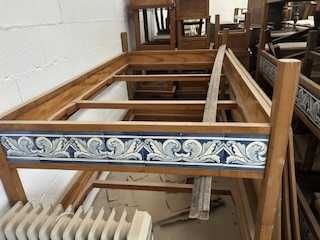 Cama personalizada com tira de azuleijos pintados à mão